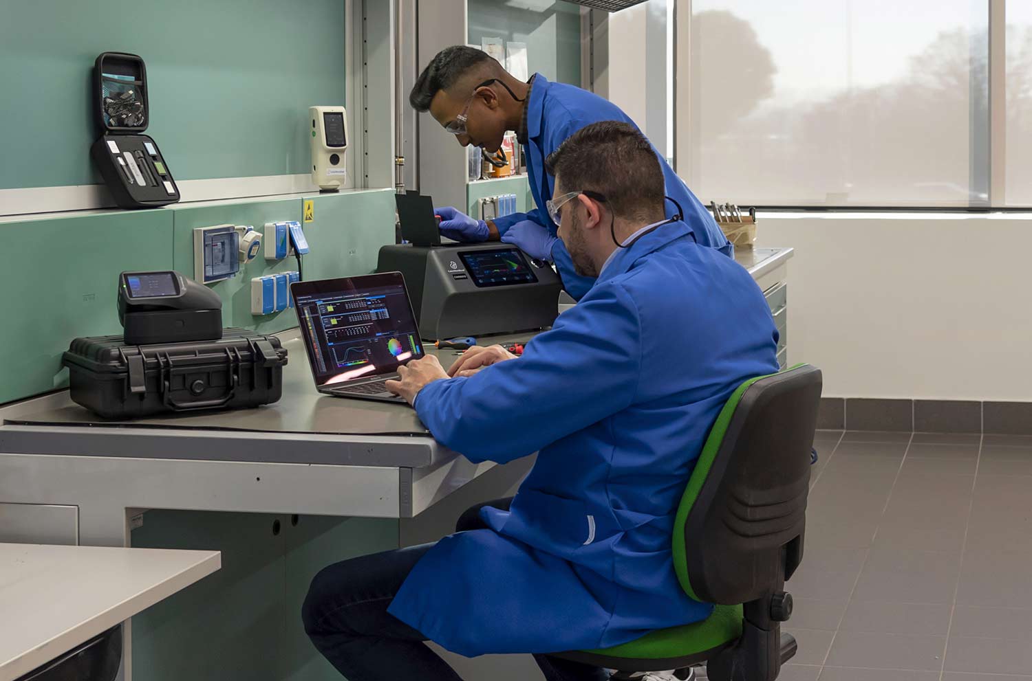 Due consulenti di colorimetria in fase di installazione e configurazione del software